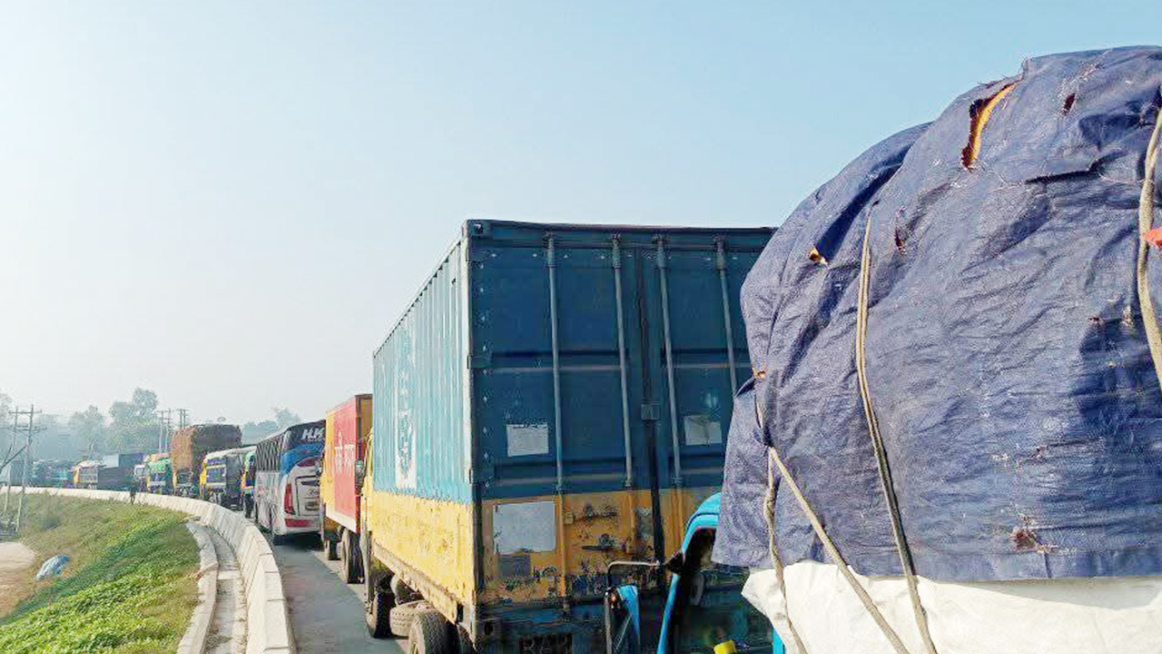 ঢাকা-বগুড়া মহাসড়কে ৩ কিলোমিটার জুড়ে দীর্ঘ যানজট